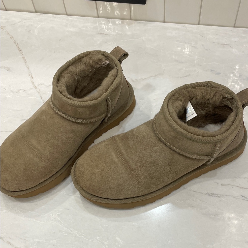 Ugg low mini boots in olive or leaf green, size 7, good condition, lightly worn.